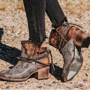 FREEBIRD Casey Booties Leather Black/White Snake / 6 w box